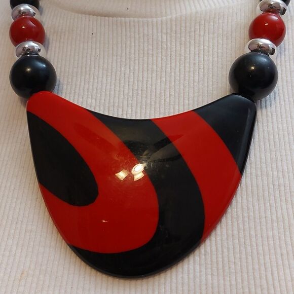 Vintage Red Black Oversized Plastic Pendant Beaded Statement Necklace - Picture 4 of 6
